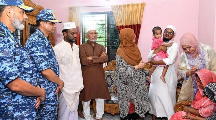 নিহত পরিবারের সঙ্গে বিমানবাহিনী প্রধানের সাক্ষাৎ, সহায়তার আশ্বাস